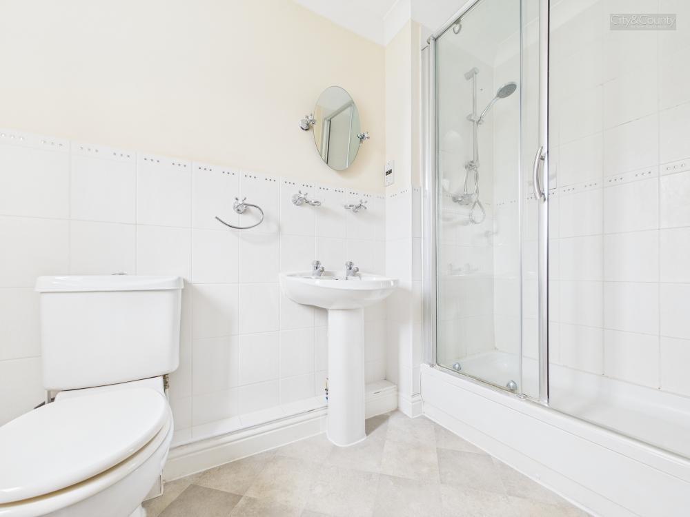 En-Suite To Master Bedroom