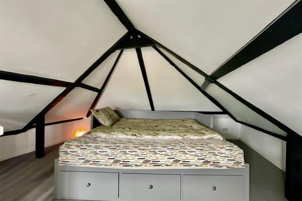 BEDROOM/RECEPTION ROOM