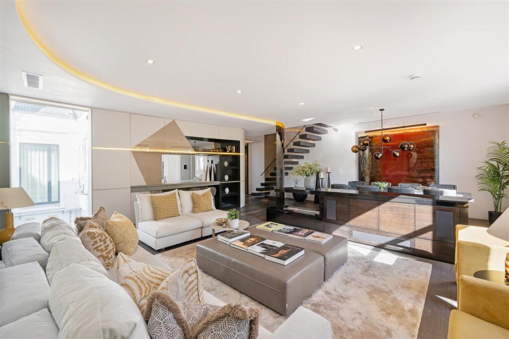 Flat A, 54 Cadogan Square Hi-10.jpg