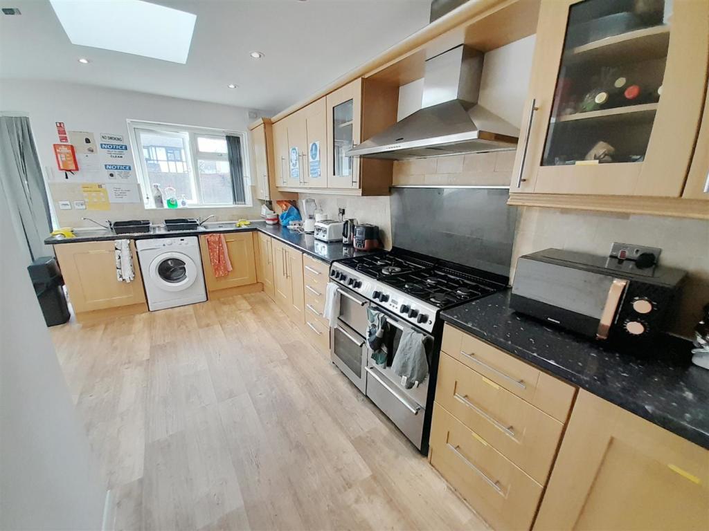 L-Shaped Kitchen/Lounge