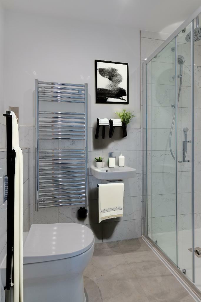 En suite shower (Bedroom 1)
