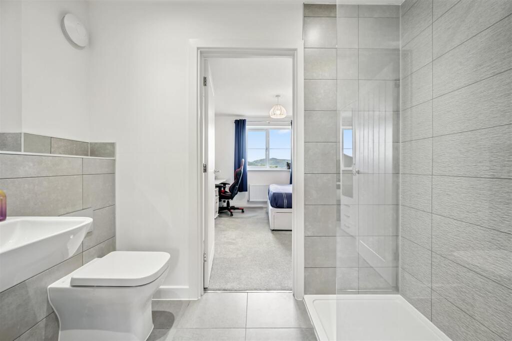 Jack and Jill en-suite.jpg