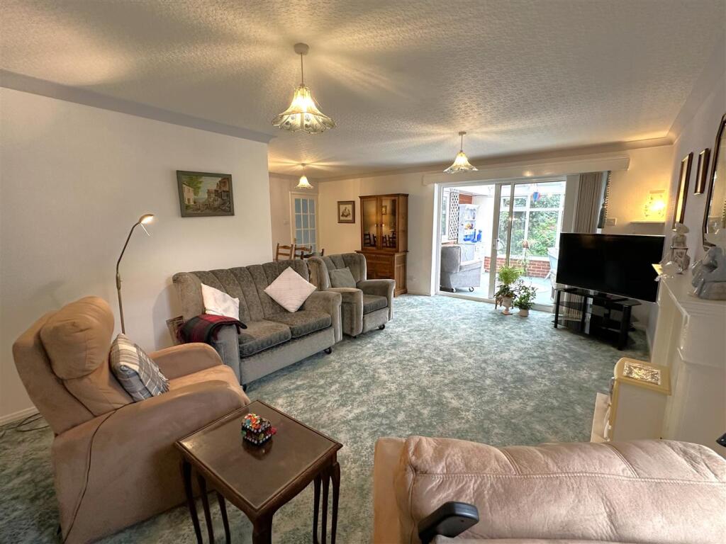 Large Living Space Into Conservatory 357