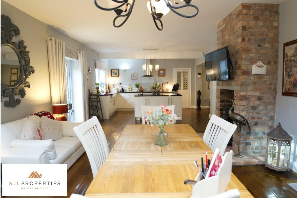 Kitchen / Dining 
