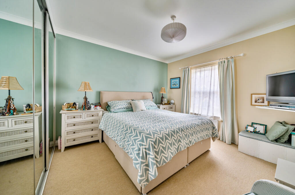 1305894-2-684c16d...