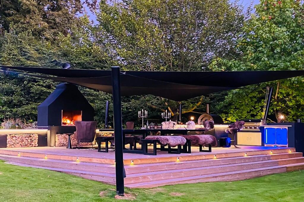 Fully equipped kitchen under canopy