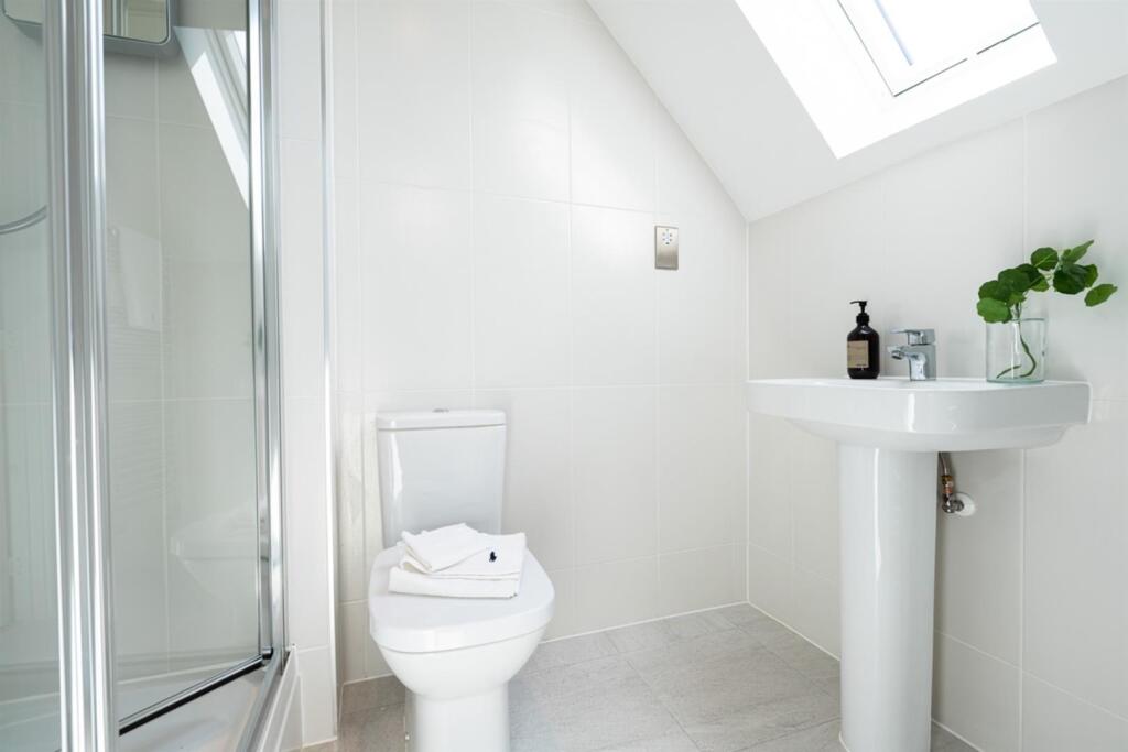 Coach ensuite.jpg