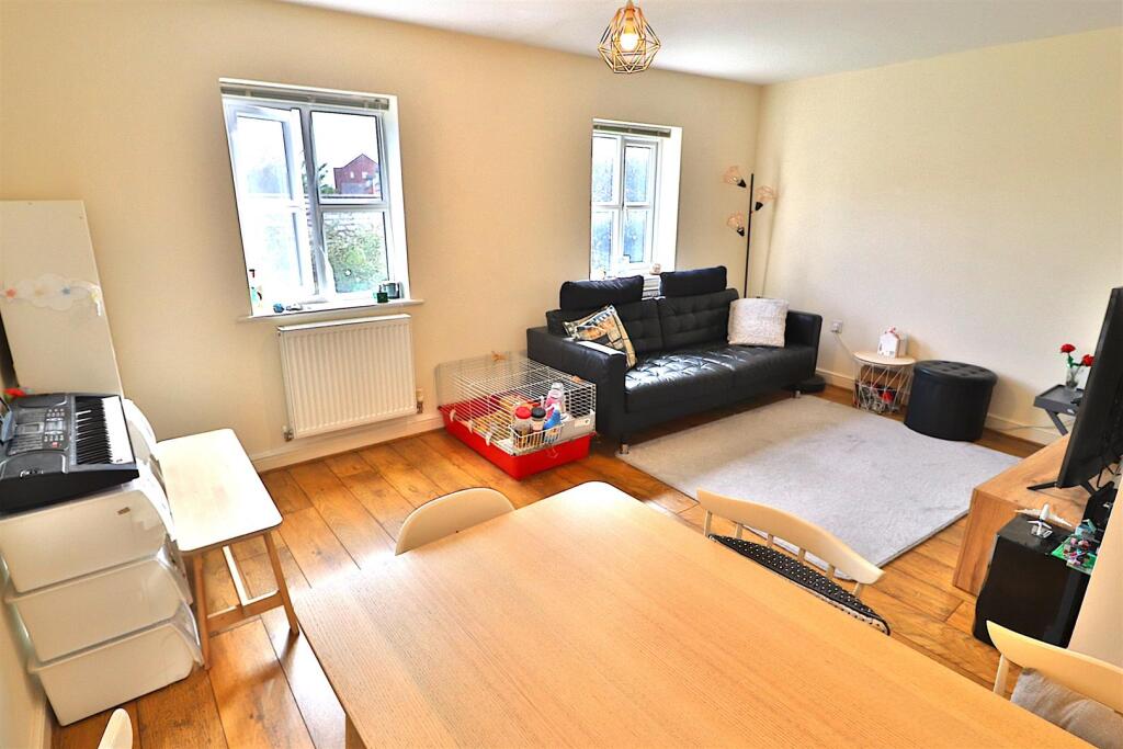 L SHAPED LOUNGE/DINING ROOM