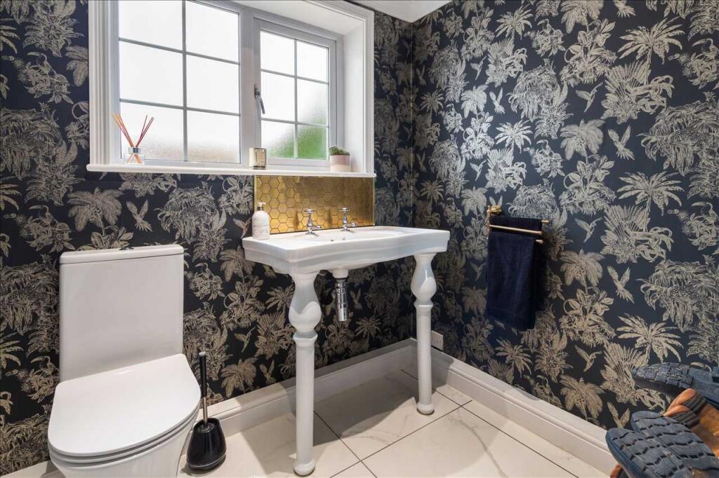 EN-SUITE SHOWER ROOM