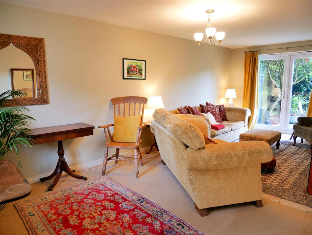 DUAL ASPECT LIVING ROOM