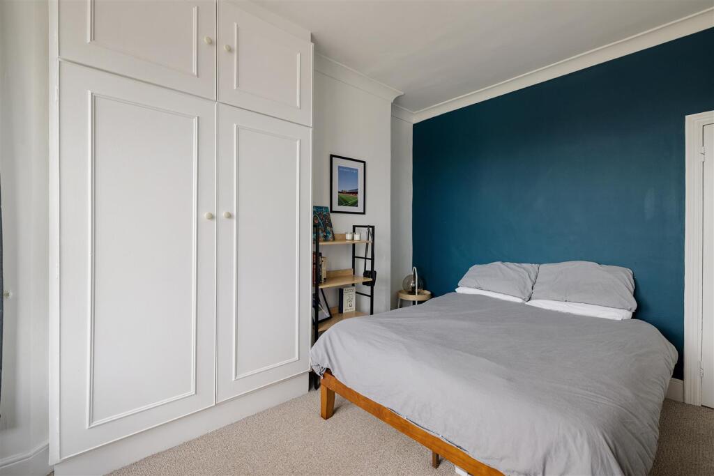 St. Albans Crescent, IG8