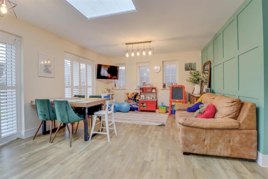 6 GORSE WOOD VIEW INSIDE-20.jpg