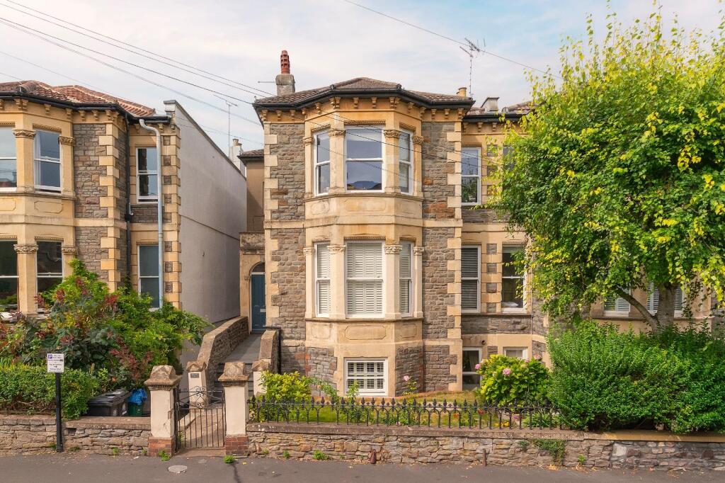 G3F5WRCM - External L.jpg