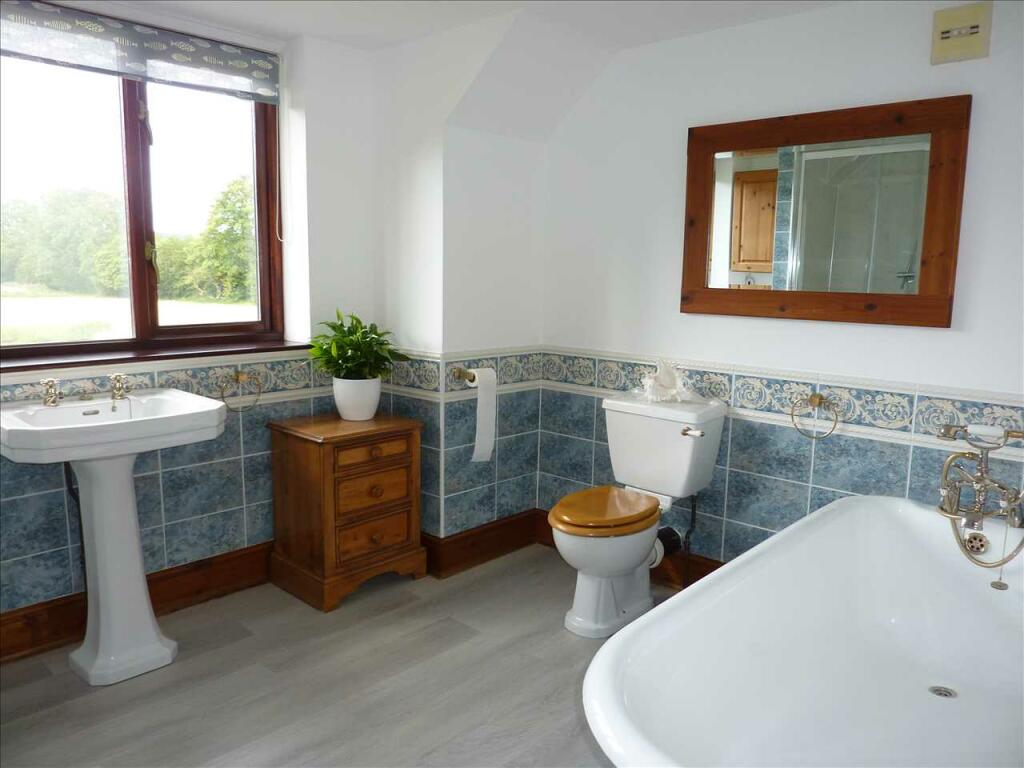 ENSUITE BATHROOM