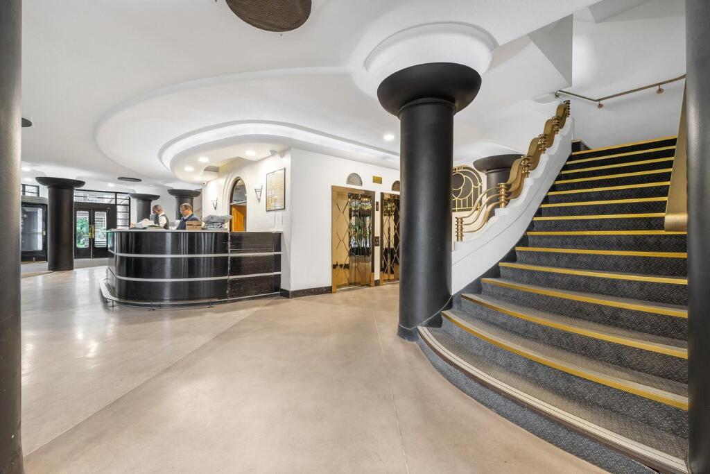 Communal entrance hall (2).JPG