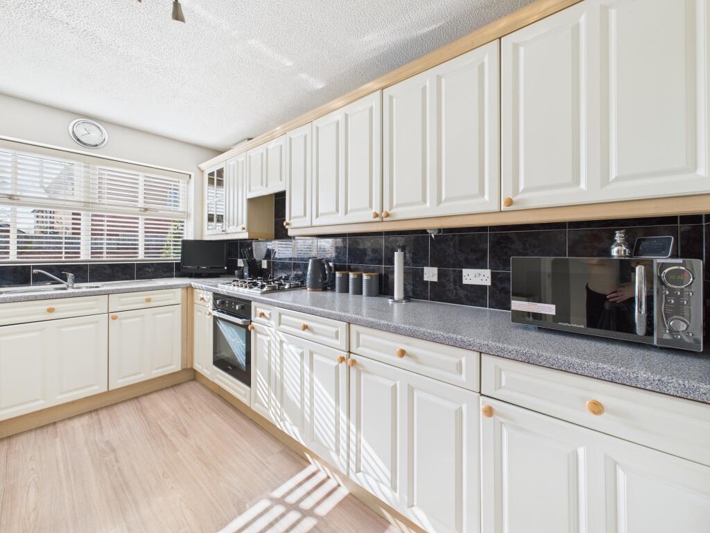 CAM05192G0-PR0013-STILL011[1]