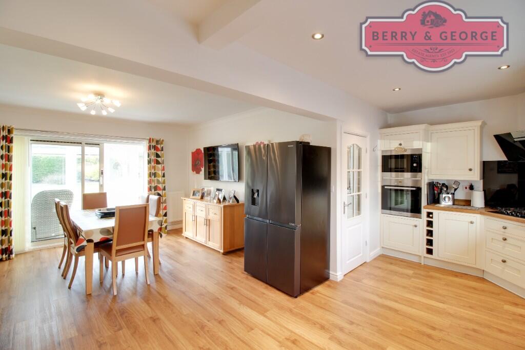 KITCHEN / DINER