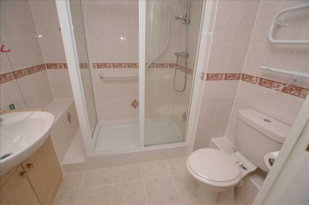 MODERN SHOWER ROOM