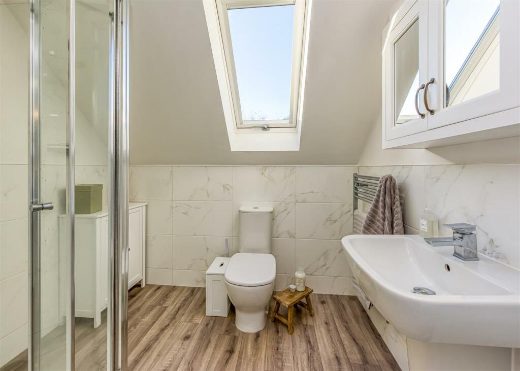 21 Wootton Drive-En Suite.jpg