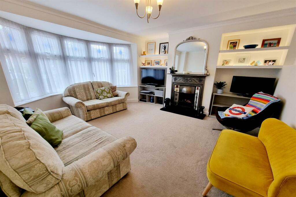 ATTRACTIVE FRONT RECEPTION ROOM: PIC. 1