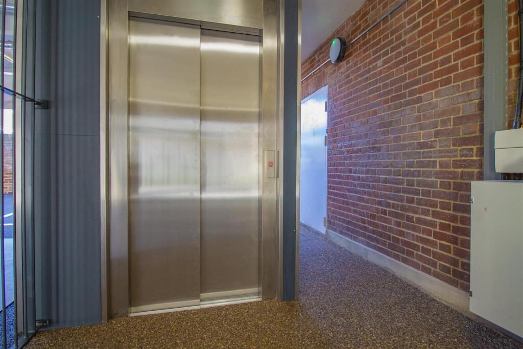 6 Lower Baxter Street [Lift].jpg