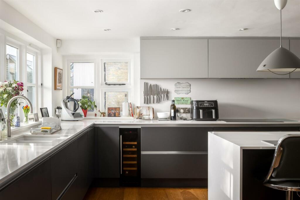 22 - Leah House - SN6 6LQ - Web.jpg
