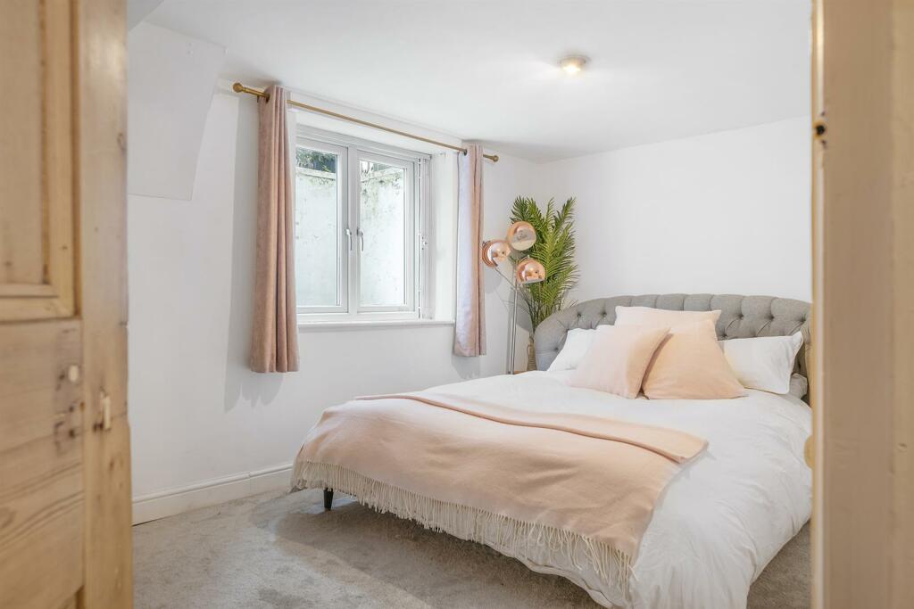 Bedroom 1 (3).jpg