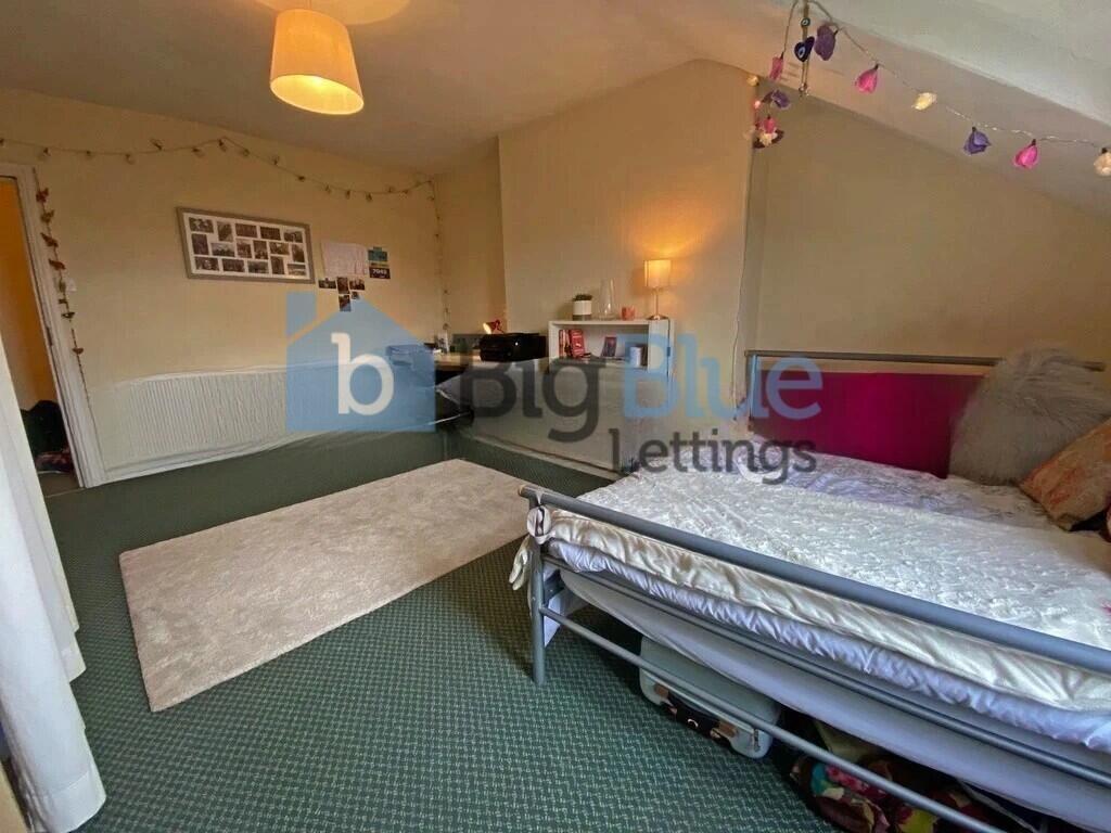 A cozy single bedroom featuring a comfortable s...