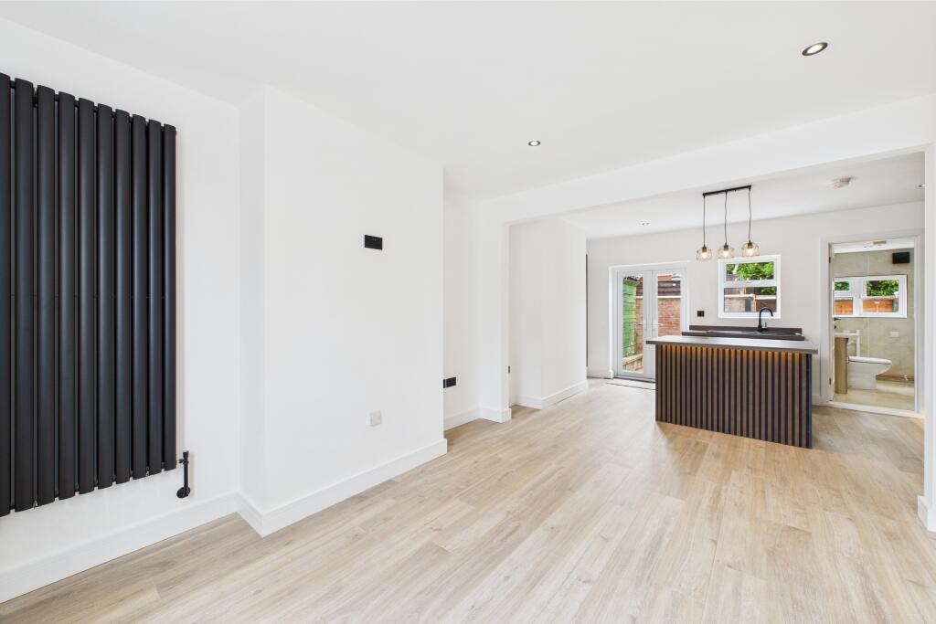 CAM05454G0-PR0004-STILL005