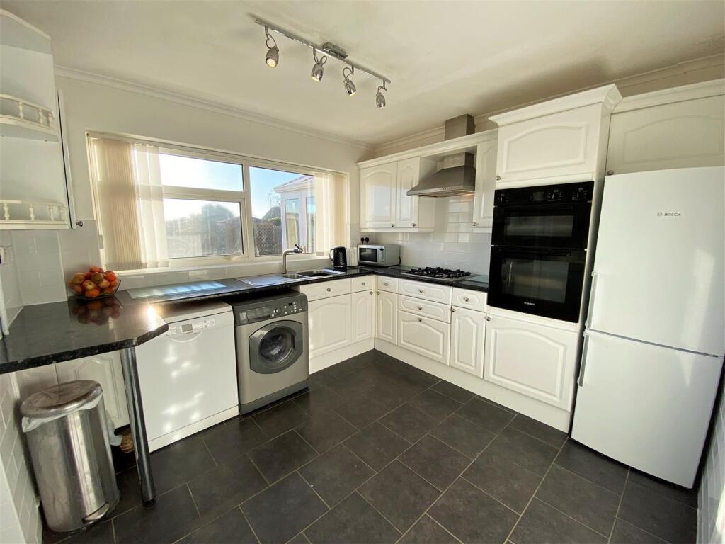 Spacious Fitted Kitchen 048