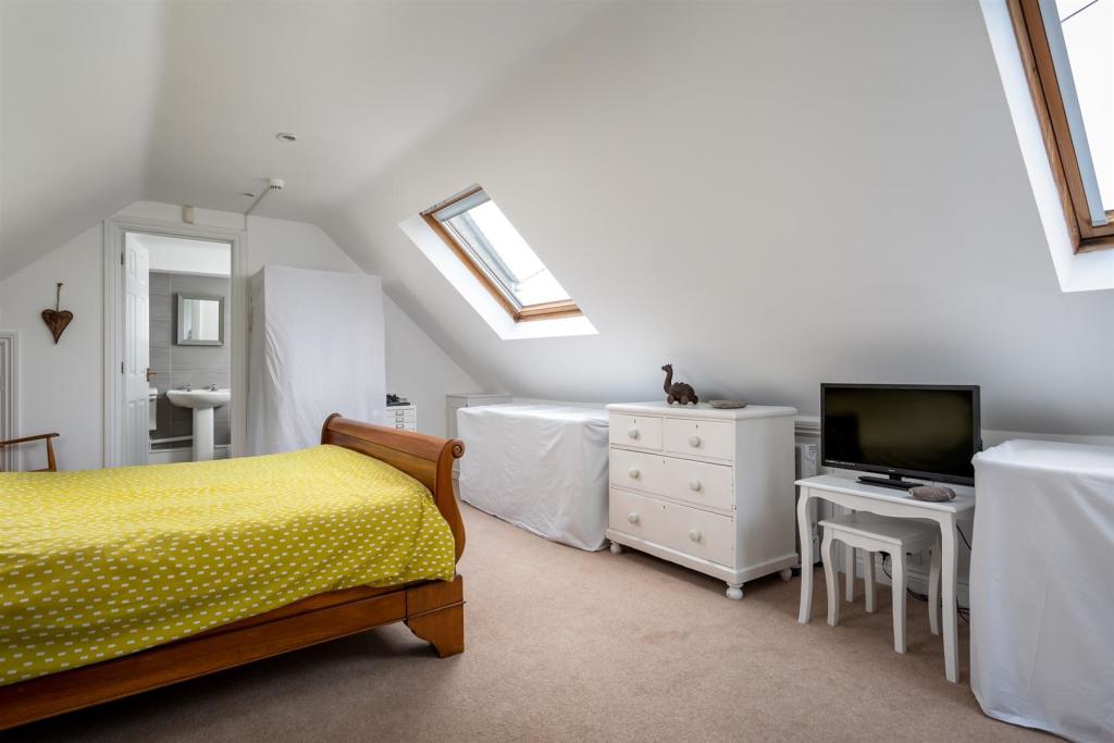 47 - New Pike House - GL7 5NA - Web.jpg