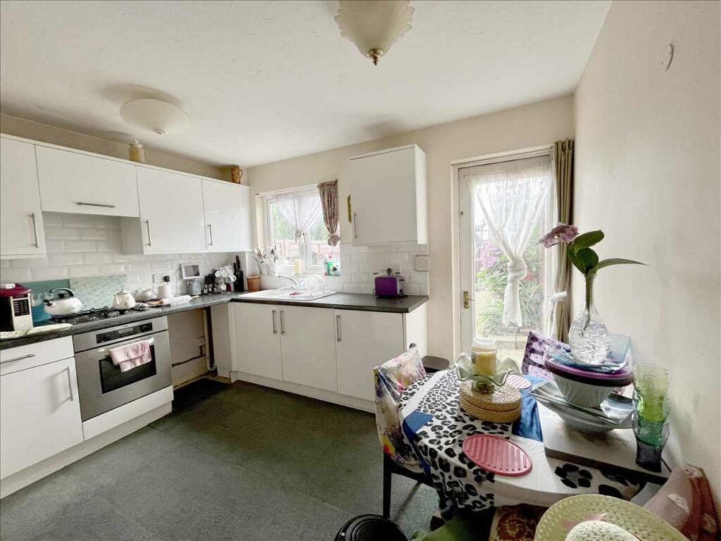 KITCHEN/BREAKFAST