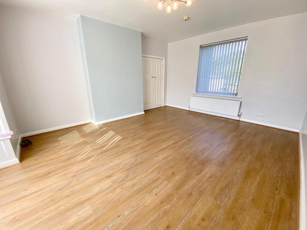 LOUNGE WITH BAY WINDOW