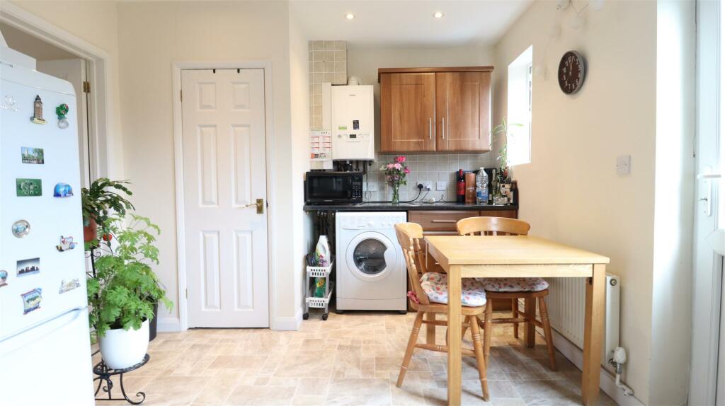 Kitchen 2..jpg