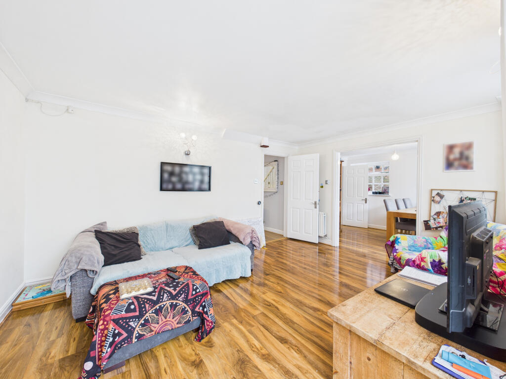 CAM01354G0-PR0601-STILL021