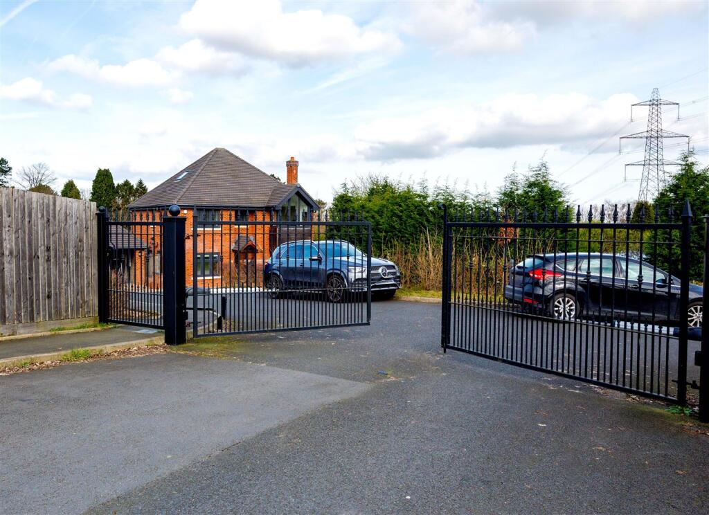 Electric gates to property SAPL7130.jpg