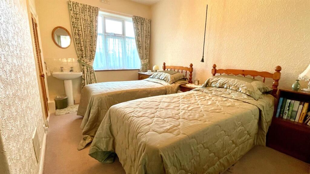 BEDROOM 2
