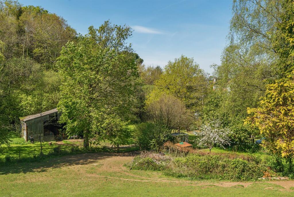 Paddock towards Barn