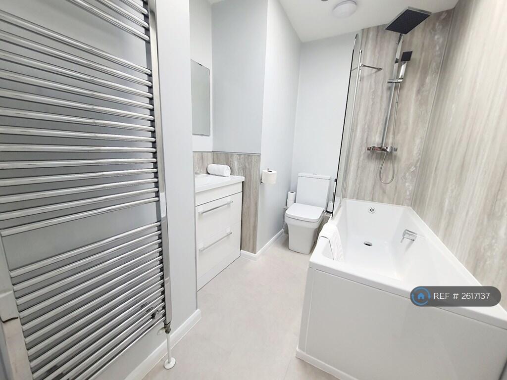 Family Bathroom 