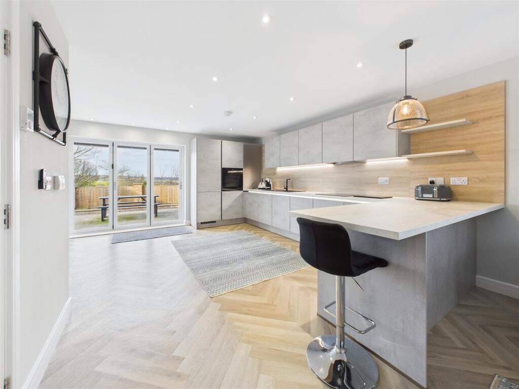 CAM04279G0-PR0066-STILL030.jpg