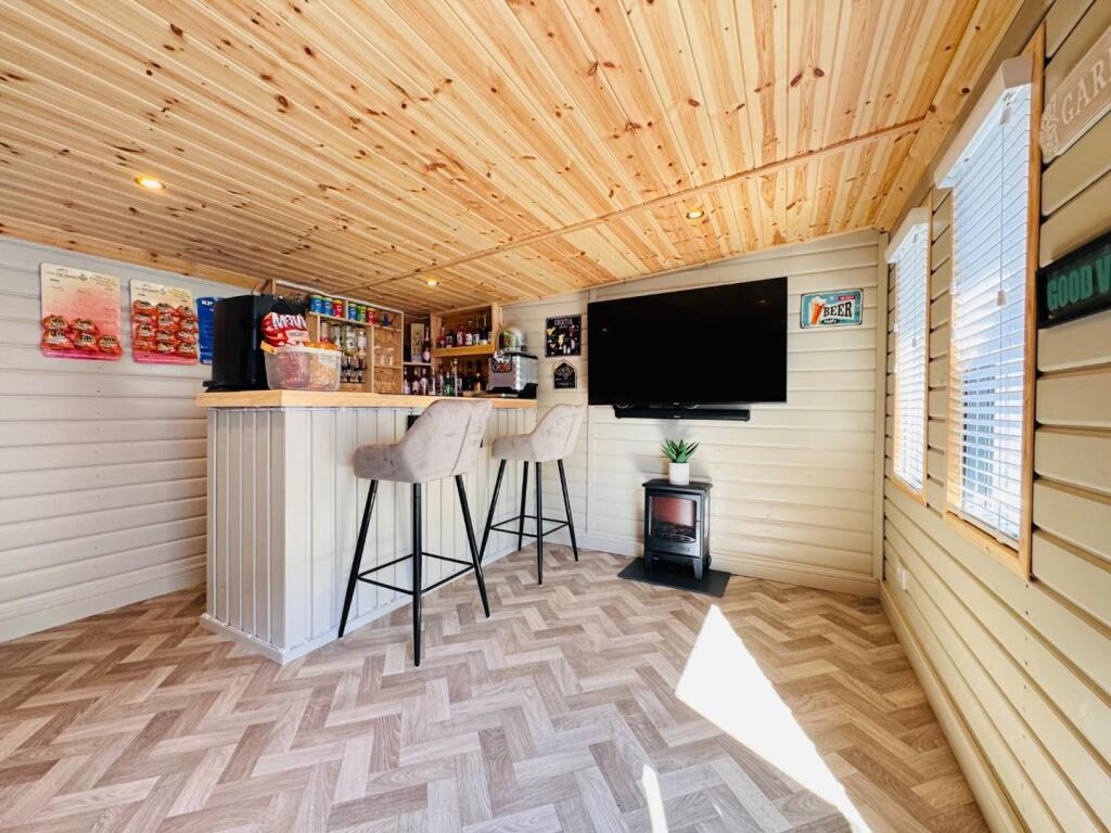 SUMMERHOUSE/BAR