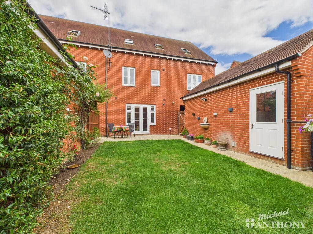 CAM03218G0-PR0735-STILL017