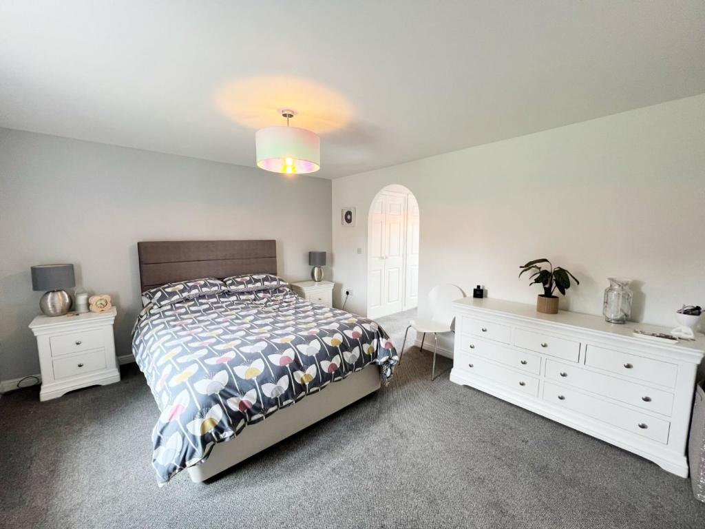 Bedroom 1 pic 2.jpg