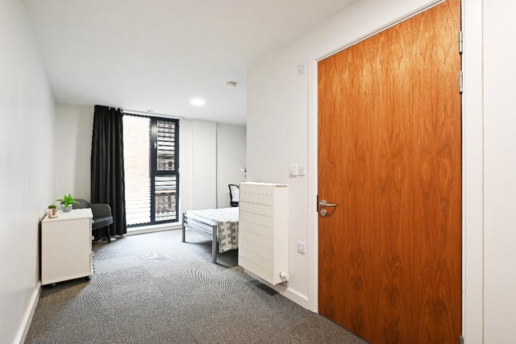 Bright and tidy single bedroom with neutral dec...