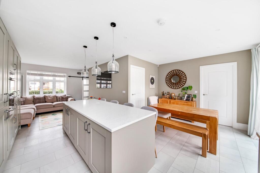 OPEN-PLAN LIVING DINING KITCHEN