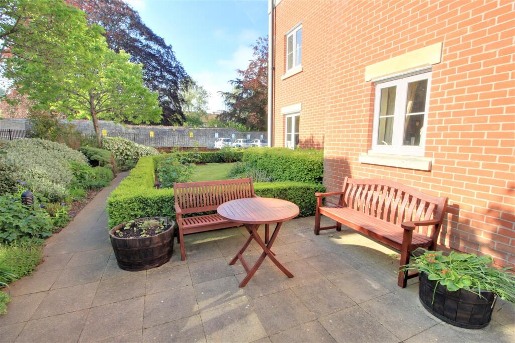 Owners Patio Area.jpg