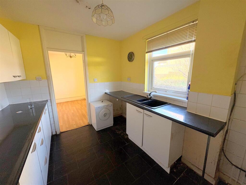 Kitchen b.jpg