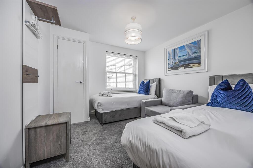5 Clearwater Apartments, South Parade, Southsea-Po
