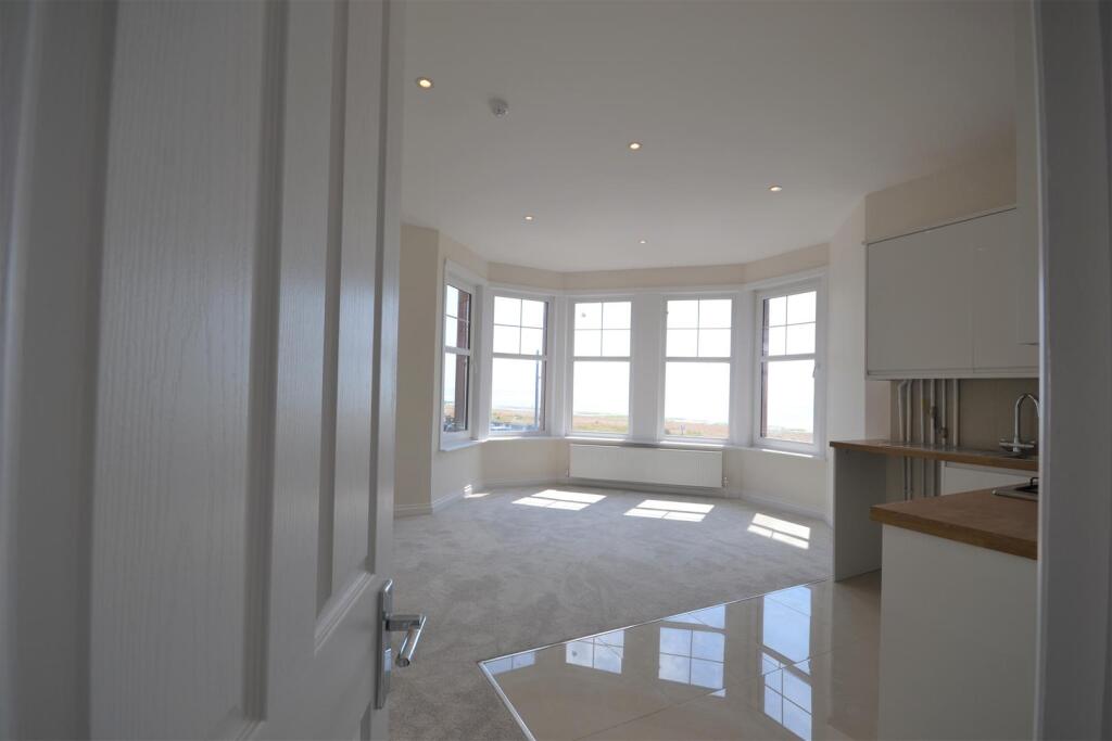 Open plan lounge / kitchen