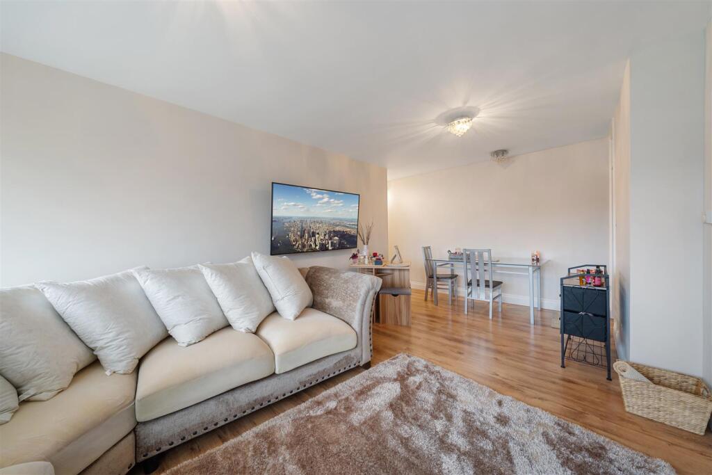 Albany Court N12 8NN-11.jpg